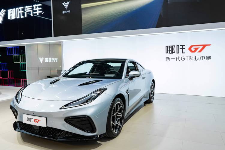 成都93哪吒汽车在智能汽车领域的表现，领途汽车在新能源汽车市场中的影响力